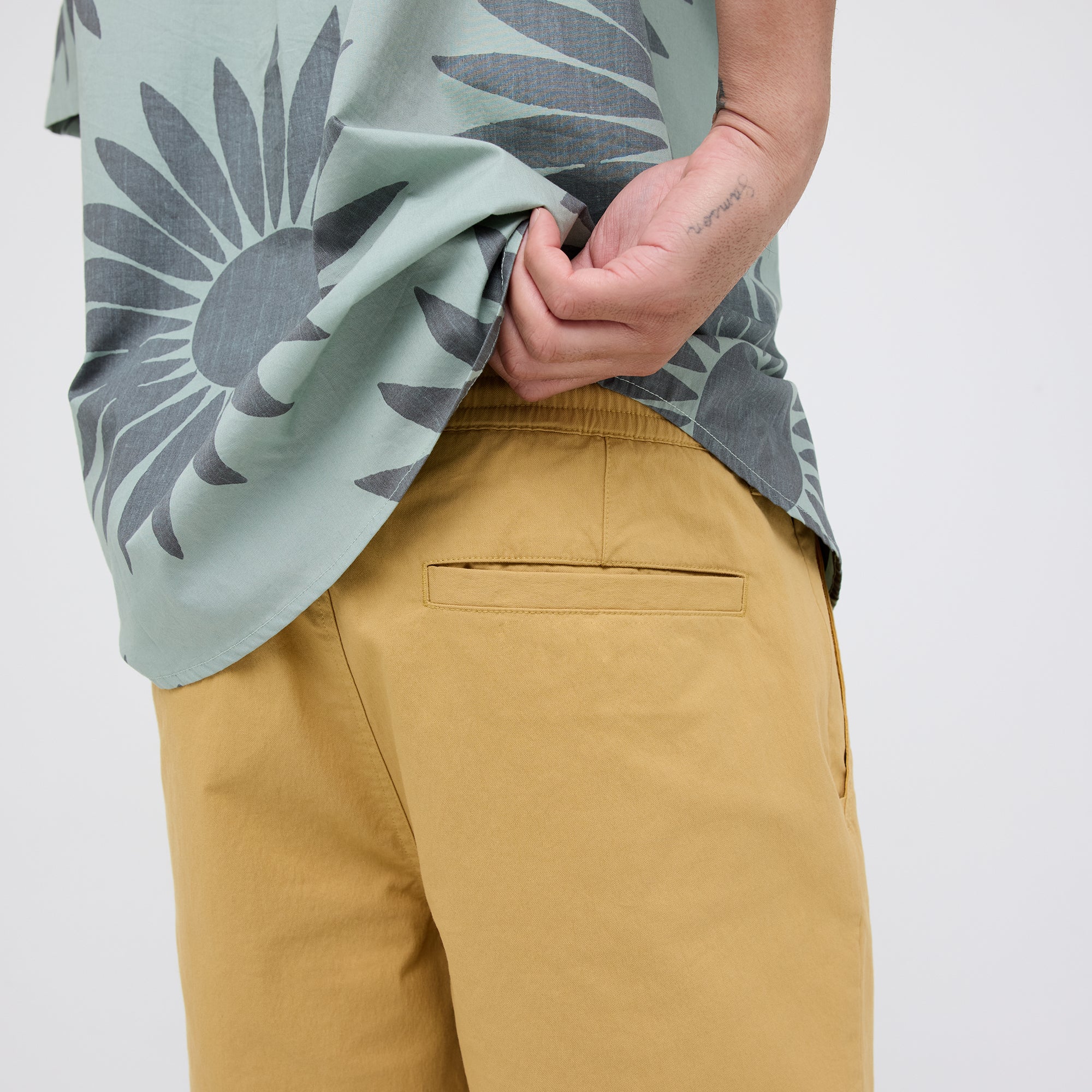 COMPOUND CHINO SHORT